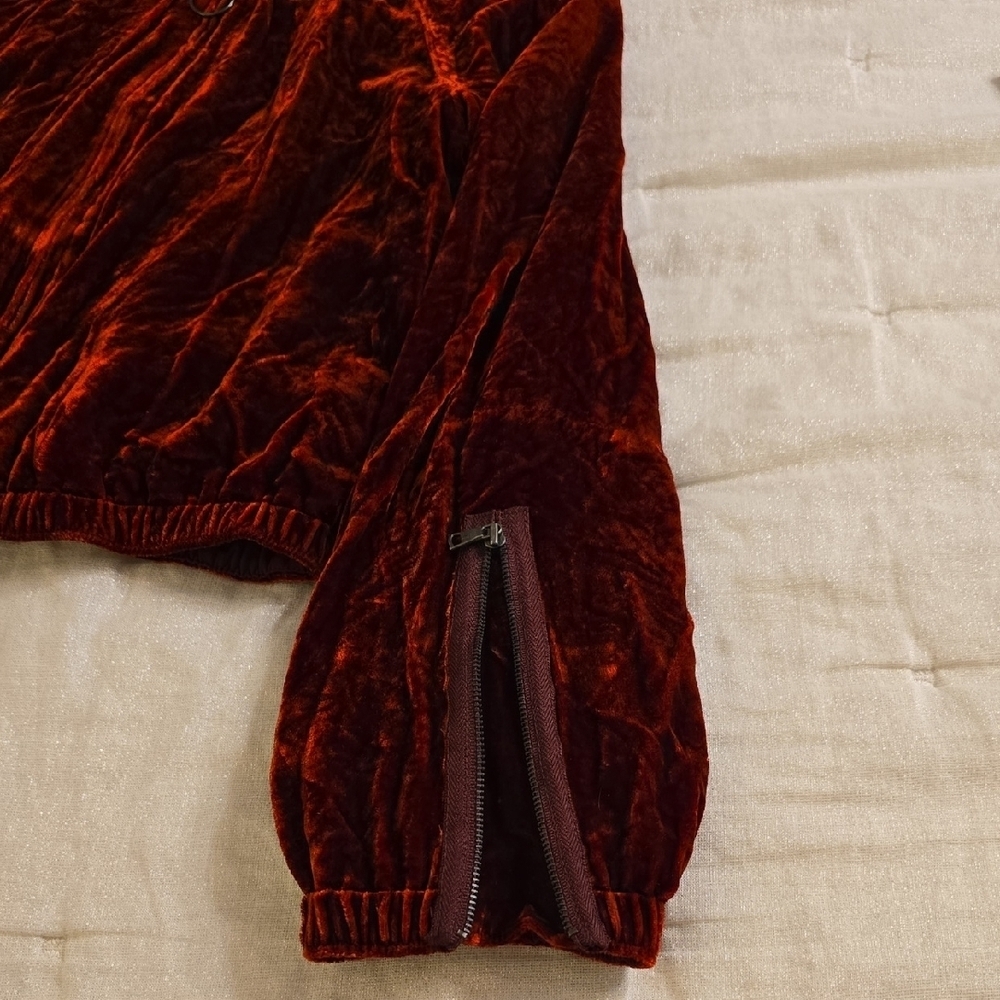 Silk BCBGMaxAzria Red Velvet Pantsuit 2 Pieces Rayon and Silk. - Picture 15 of 16